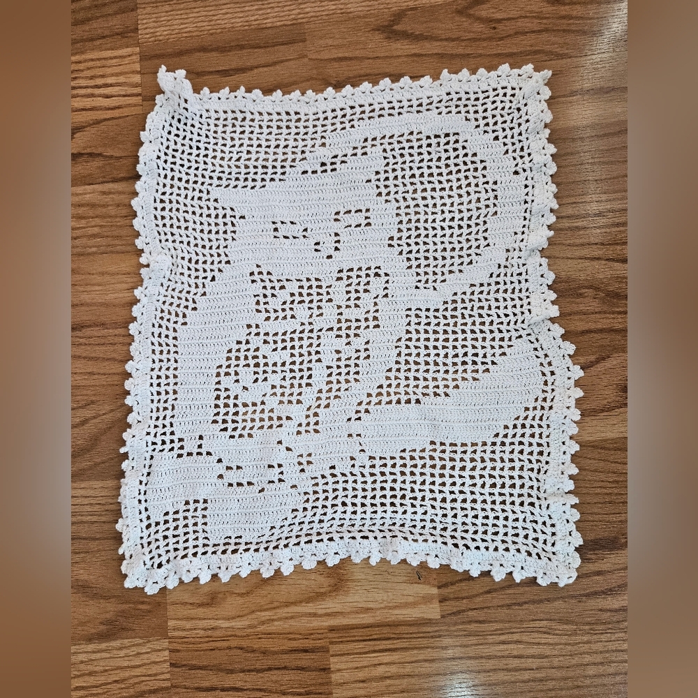 White Crochet Cat Design Doily - Picture 1 of 4